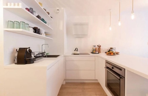 Juan-les-Pins Apartment | Studio in a green setting