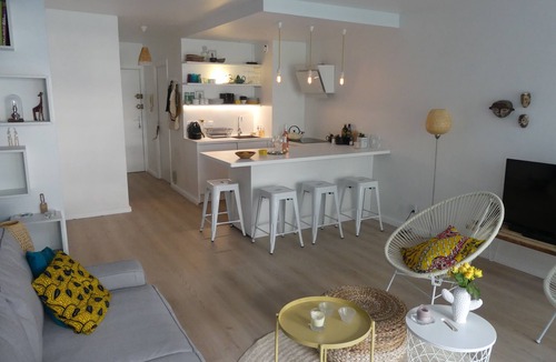 Juan-les-Pins Apartment | Studio in a green setting