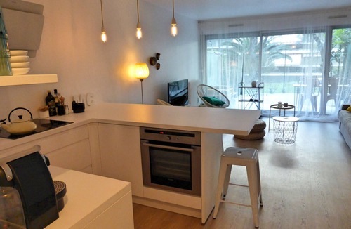 Juan-les-Pins Apartment | Studio in a green setting