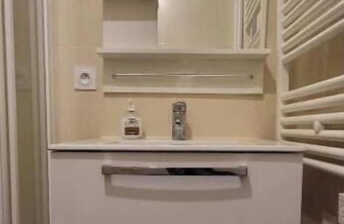 Jonage Apartment | Studio in a house with swimming pool.