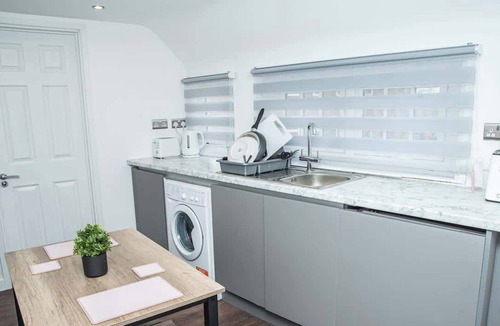 Aylesbury Apartment | Studio in Buckinghamshire with Secured Parking