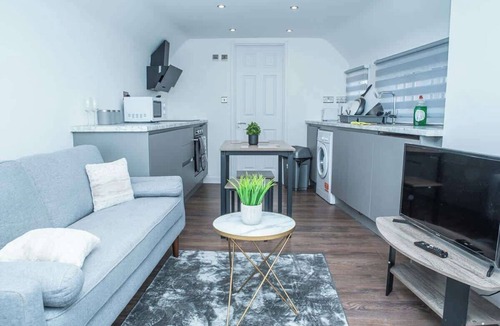 Aylesbury Apartment | Studio in Buckinghamshire with Secured Parking