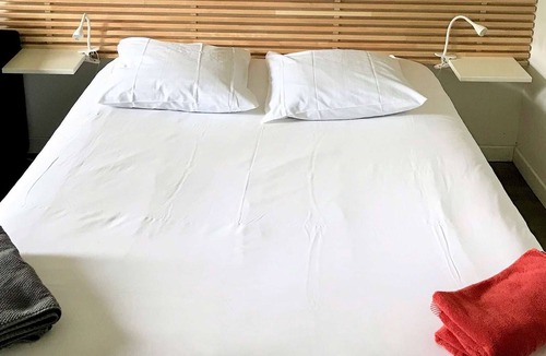 Saint Genes Apartment | Studio in chic neighborhoods (number 5)