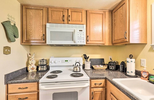 Oakwood Apartment | Studio in College Station w/Expansive Deck!