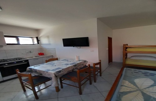 Dinjiska Apartment | Studio in Dinjiška on the Beachfront