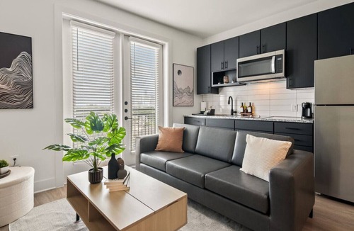 Neartown Apartment | Studio in Downtown Houston | Shared Pool & Gym