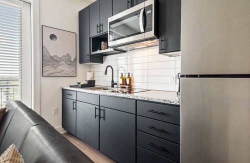 Neartown Apartment | Studio in Downtown Houston | Shared Pool & Gym