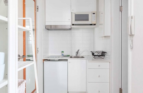 Elizabeth Bay Apartment | Studio in Elizabeth Bay with Pool & City Views