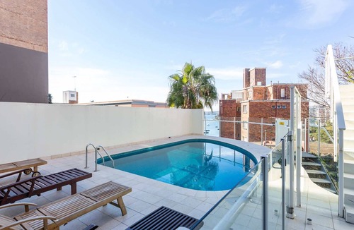 Elizabeth Bay Apartment | Studio in Elizabeth Bay with Pool & City Views