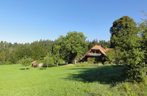 Rueggisberg Apartment | Studio in farmhouse, biodiverse with pond & sauna, pure nature