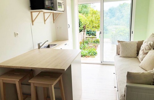 Fontaine-les-Coteaux Apartment | Studio in lush greenery