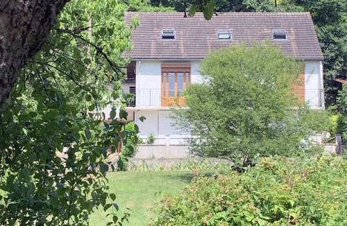 Fontaine-les-Coteaux Apartment | Studio in lush greenery