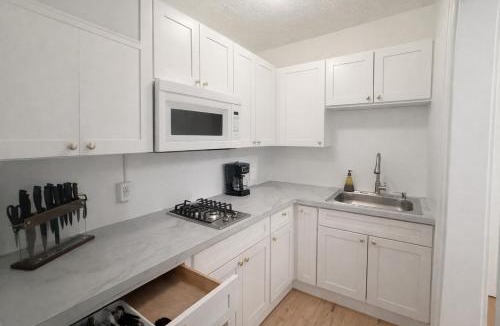 East Avenue Apartment | Studio in High FallsCozyTVKitchenDowntown