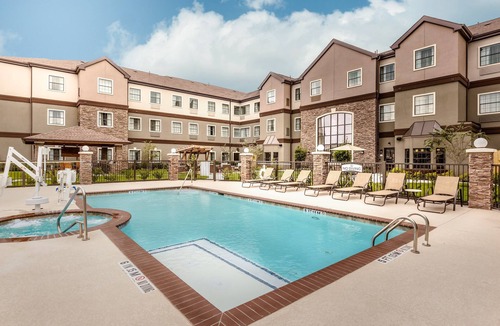 Spring Branch West Apartment | Studio in Houston's Energy Corridor | Free Breakfast + 24 Hour Business Center