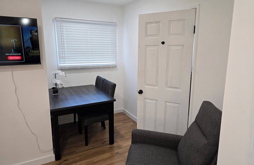 Eastside Apartment | Studio in Long Beach with AC