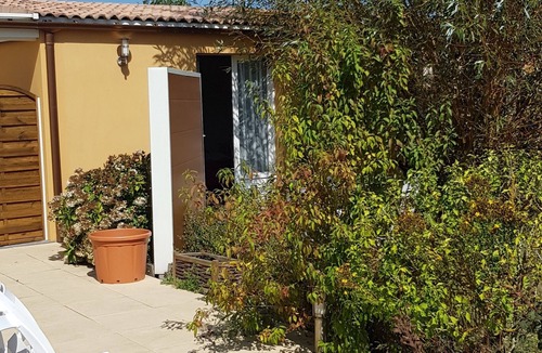 Vieillevigne Apartment | Studio in quiet garden
