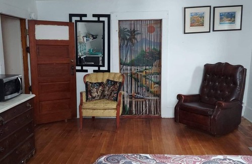 Randolph House | Studio in Randolph Village, Studio apartment in 200 year old home