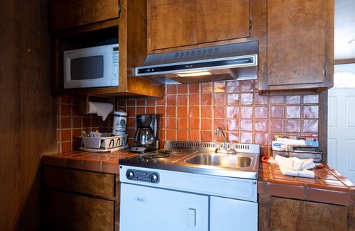 Tahoe Vista Hotel | Studio in Tahoe Vista! Outdoor Pool, Beach Access, Kitchenette, Free Parking