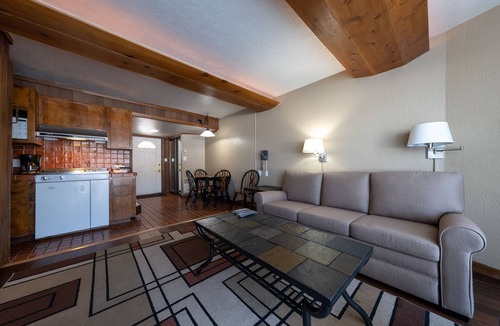 Tahoe Vista Hotel | Studio in Tahoe Vista! Outdoor Pool, Beach Access, Kitchenette, Free Parking