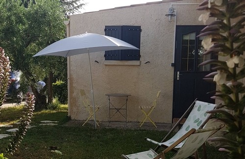 Les Angles Apartment | Studio in villa with garden and pool