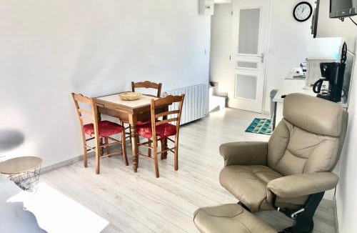 Bourbon-l'Archambault Apartment | Studio indépendant confortable