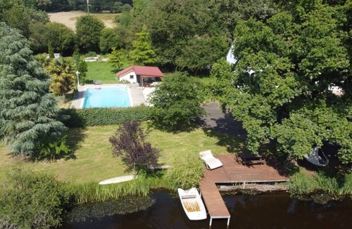 La Ferriere House | Studio Indépendant Dans une Maison Avec Piscine, un Grand Parc et son Étang