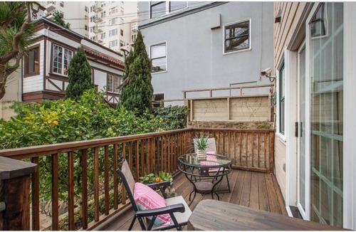 Russian Hill Apartment | Studio inside a world famous building