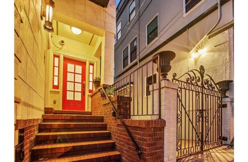 Russian Hill Apartment | Studio inside a world famous building