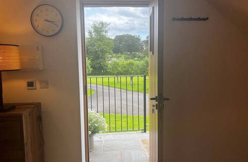 Bettws Newydd Apartment | Studio-King Bed-Wye Valley Views