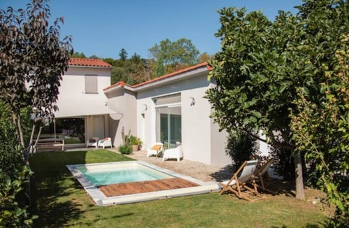 Collonges-au-Mont-d'Or Apartment | Studio Lyon Collonges au Mont D'or