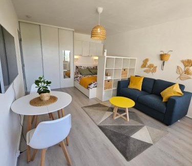 Devant-les-Ponts Apartment | Studio La Belle Vue -Proche Hyper Centre-ville-
