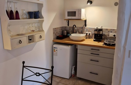 Aniane Apartment | Studio "La Farigoulette" with Shared Pool, Private Terrace and Wi-Fi