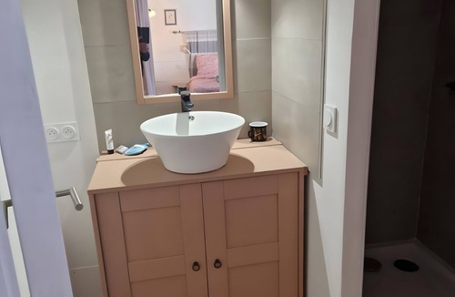 Aniane Apartment | Studio "La Farigoulette" with Shared Pool, Private Terrace and Wi-Fi