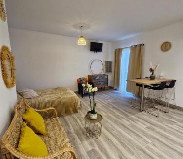 Saint-Etienne-du-Gres House | Studio la Poulette au MAS DU COQ