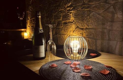 Centre Historique Apartment | Studio La Tentation - Spa, Champagne, Lit King Size