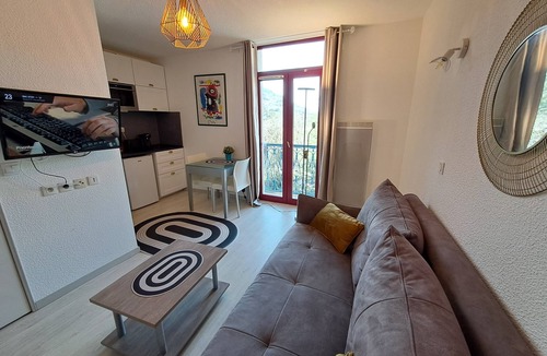 Allevard House | Studio Le Splendid 3-Star Hotel with Mountain View, Shared Garden and Wi-Fi