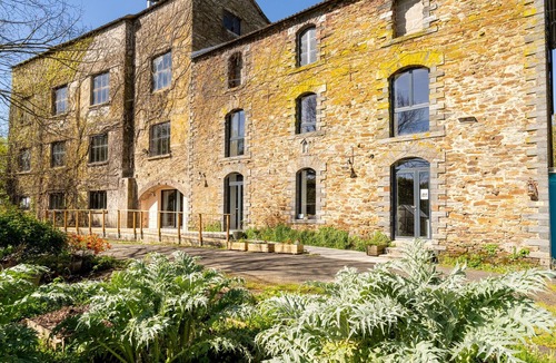 Joue-sur-Erdre Apartment | “Studio L’Erdre au Moulin” with Private Terrace, Shared Garden, and Wi-Fi