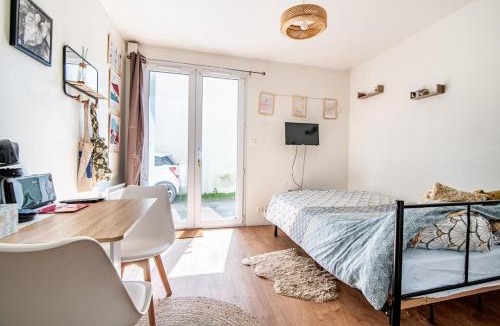 Cholet Apartment | Studio Les Cèdres, central et chaleureux !