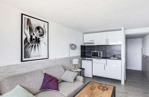 Le Lavandou Apartment | Studio Les Sables d'Aiguebelle-1 by Interhome