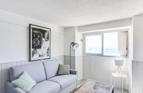 Le Lavandou Apartment | Studio Les Sables d'Aiguebelle-2 by Interhome