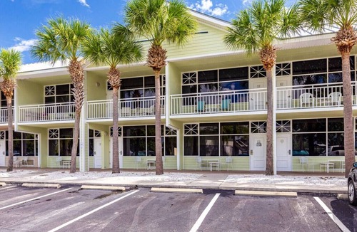 Ruskin Condo | Studio Little Harbor 512 - Ground unit - Private Beach