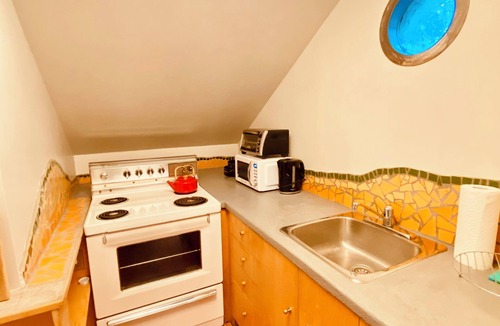 Monkland Village Apartment | Studio located in the Monkland Village area