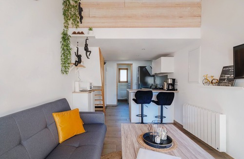 Le Puy-Sainte-Reparade Apartment | Studio "Maya" with Private Terrace, Shared Garden, and Wi-Fi