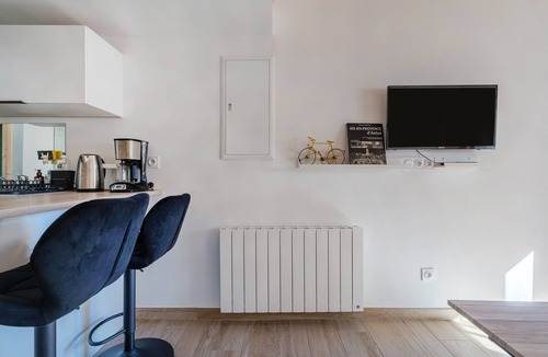 Le Puy-Sainte-Reparade Apartment | Studio "Maya" with Private Terrace, Shared Garden, and Wi-Fi
