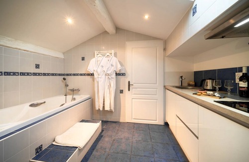 Vals-les-Bains Apartment | Studio “Mediterranean” with Mountain View, Shared Pool, and Wi-Fi