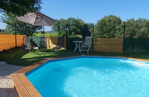 Saint-Paulet-de-Caisson Apartment | Studio Meublé Avec Cour Dans Propriété à la Campagne