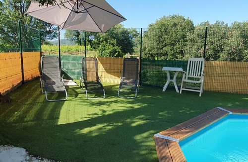 Saint-Paulet-de-Caisson Apartment | Studio Meublé Avec Cour Dans Propriété à la Campagne