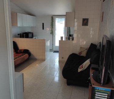 Bagnols-sur-Ceze Apartment | Studio meublé à Bagnols sur Cèze - motards bien venus