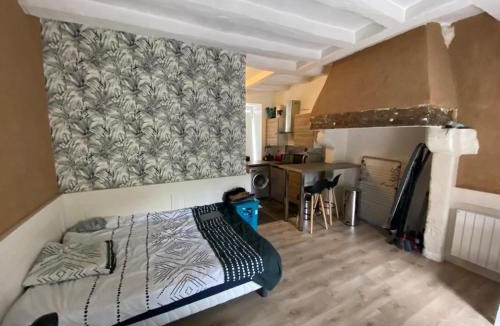 Le Vieil-Bauge Apartment | Studio meublé au pied des clochers tors