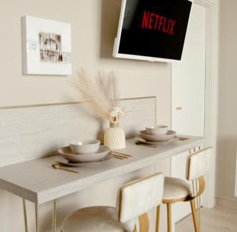 Homecourt Apartment | Studio meublé L'écrin doré avec Netflix